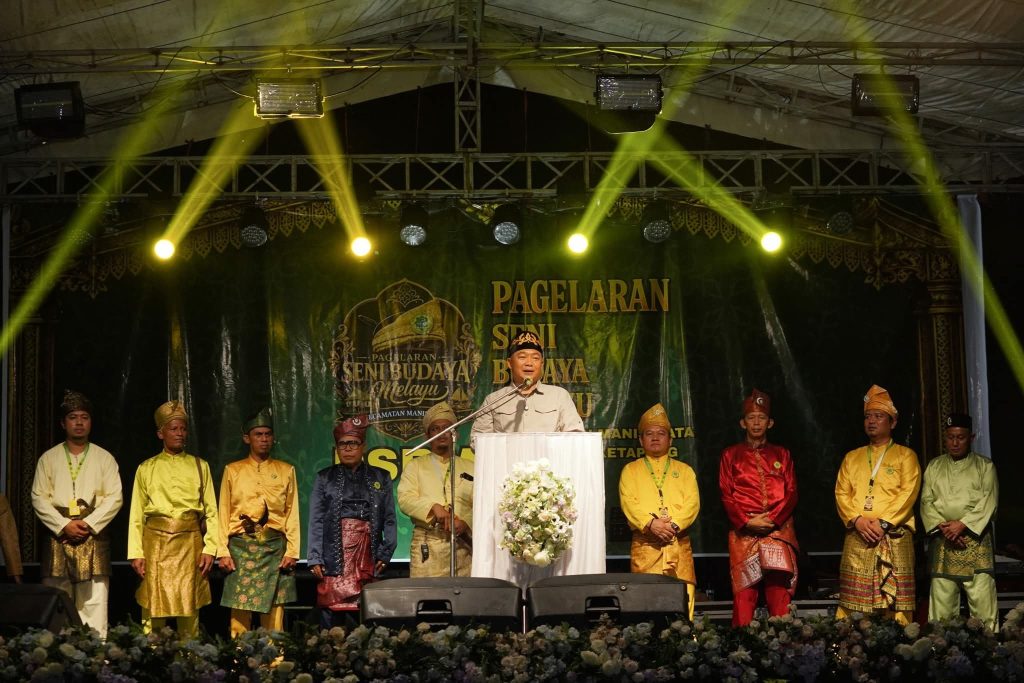 Bupati Ketapang Resmi Buka Pagelaran Seni Budaya Melayu di Manis Mata