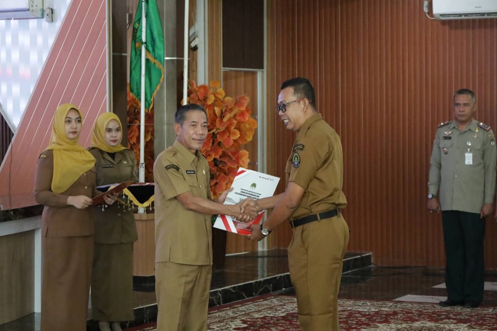WAKIL BUPATI KETAPANG SERAHKAN TUGAS TAMBAHAN KEPALA UPTD PUSKESMAS, TEKANKAN PELAYANAN KESEHATAN HARUS SEMAKIN BAIK