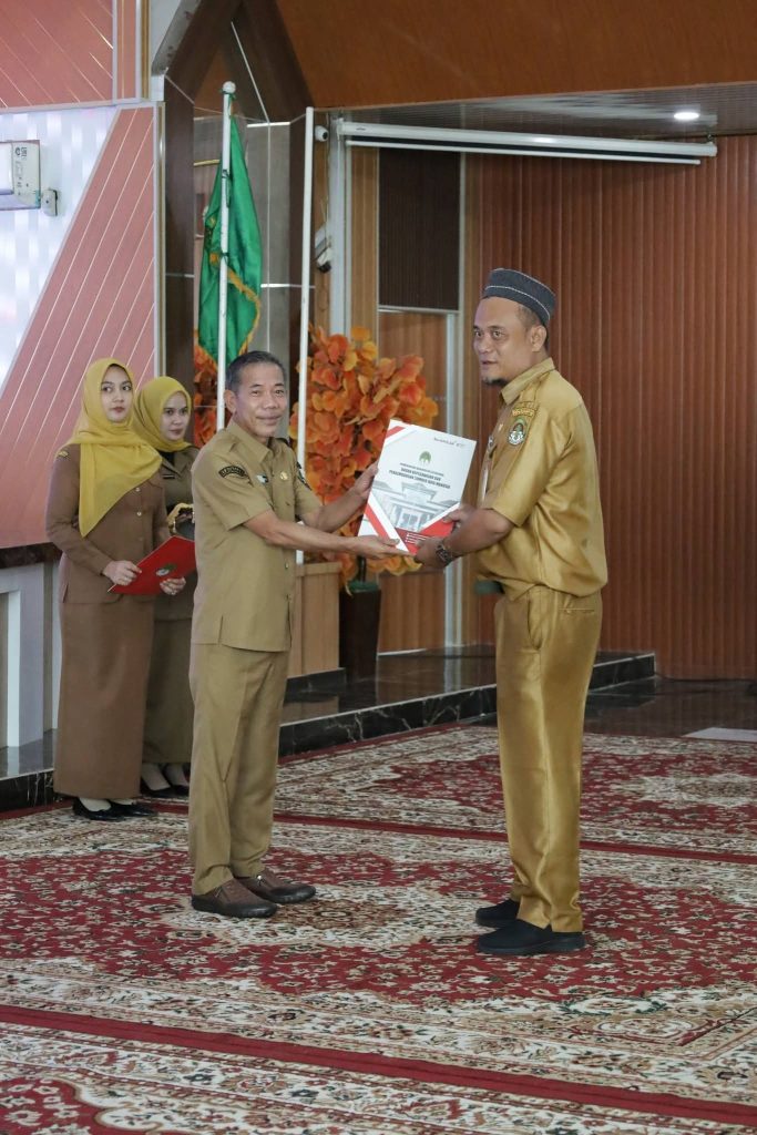 WAKIL BUPATI KETAPANG SERAHKAN TUGAS TAMBAHAN KEPALA UPTD PUSKESMAS, TEKANKAN PELAYANAN KESEHATAN HARUS SEMAKIN BAIK