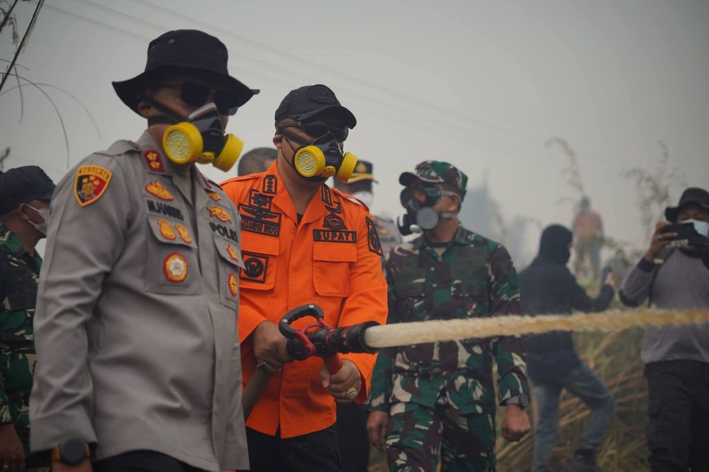 Menembus Asap Pelang: Sinergi Saya Bersama Forkopimda Ketapang Berjuang di Garis Depan Karhutla