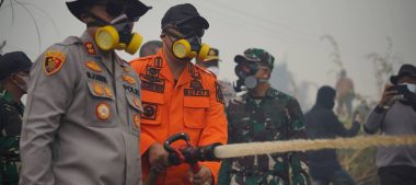 Menembus Asap Pelang: Sinergi Saya Bersama Forkopimda Ketapang Berjuang di Garis Depan Karhutla