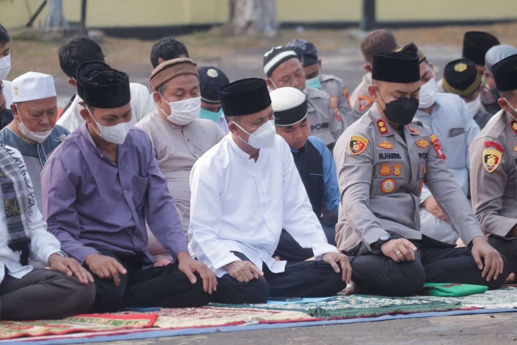 SEKDA KETAPANG HADIRI SHOLAT ISTISQA DI HALAMAN POLRES, WARGA DIAJAK MUHASABAH DAN MEMOHON HUJAN