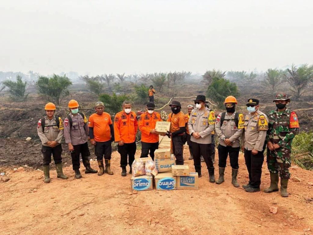 PASTIKAN SATGAS TIDAK BERJUANG SENDIRI, BUPATI KETAPANG TURUN LANGSUNG PADAMKAN KARHUTLA DI JALAN POROS PELANG