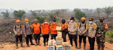 PASTIKAN SATGAS TIDAK BERJUANG SENDIRI, BUPATI KETAPANG TURUN LANGSUNG PADAMKAN KARHUTLA DI JALAN POROS PELANG