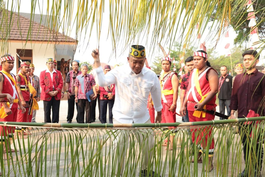 BUPATI KETAPANG DORONG PAKOMOANT DAYAK KANAYATN PERKUAT PERSATUAN DAN KONTRIBUSI BAGI DAERAH