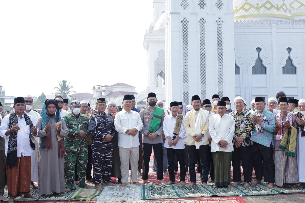 RIBUAN WARGA KETAPANG GELAR SHOLAT ISTISQA, BERDOA DI TENGAH KEMARAU PANJANG