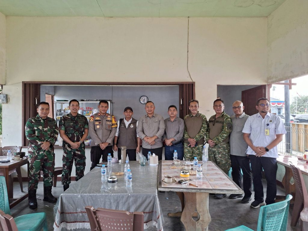 Tuntaskan Kunjungan Kerja, Bupati Ketapang Antar Kepulangan Menhut RI Raja Juli Antoni