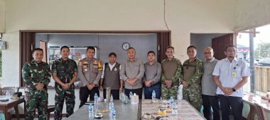 Tuntaskan Kunjungan Kerja, Bupati Ketapang Antar Kepulangan Menhut RI Raja Juli Antoni